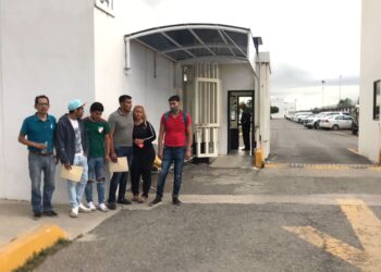 Acuden familiares de 27 muertos en carreterazo a reclamar sus cuerpos