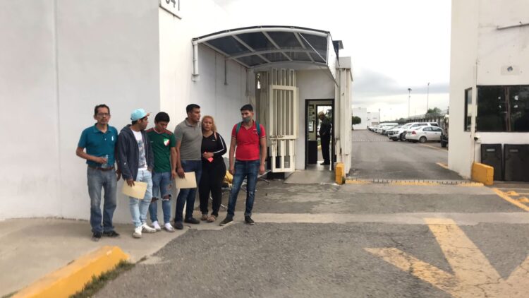 Acuden familiares de 27 muertos en carreterazo a reclamar sus cuerpos