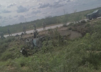 Vuelcan militares en Nuevo Laredo; reportan un muerto y varios heridos
