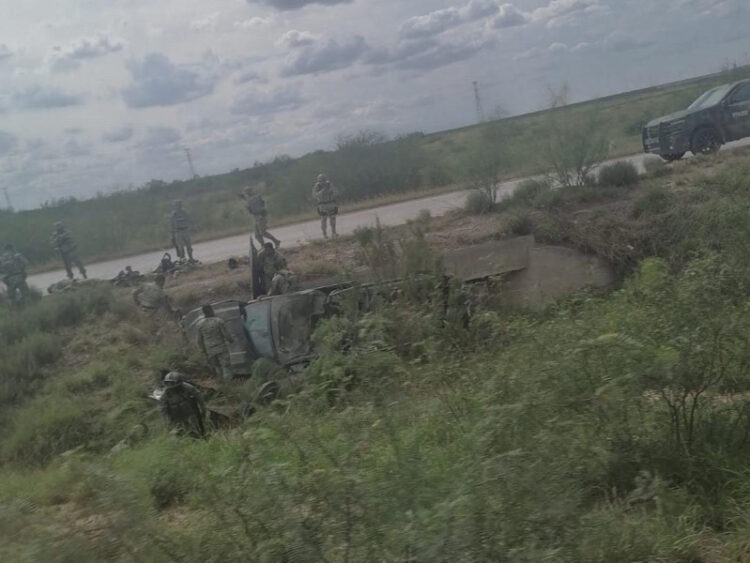 Vuelcan militares en Nuevo Laredo; reportan un muerto y varios heridos