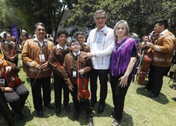 Festejan el Gobernador y la Dra. María a niñas y niños de Casa Hogar en Los Pinos