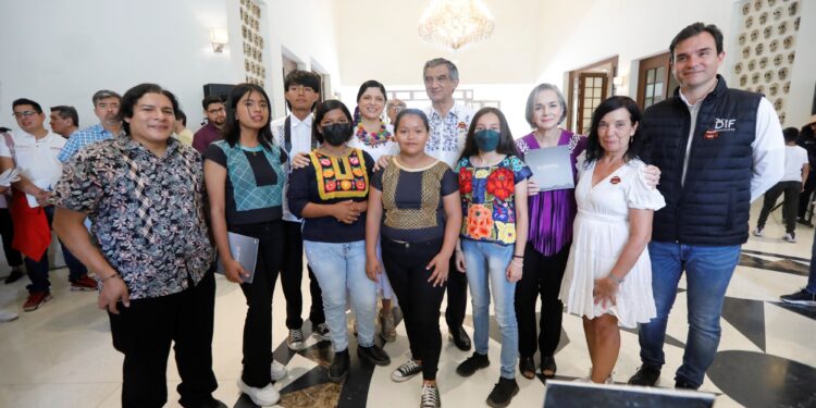 Festejan el Gobernador y la Dra. María a niñas y niños de Casa Hogar en Los Pinos