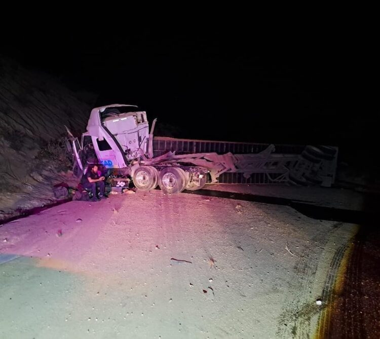 Vuelca tráiler con tabaco en carretera Victoria-Tula-San Luis Potosí