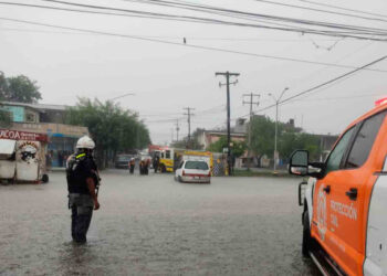 Retrasos de vuelos y desbordamiento de arroyo dejan lluvias en Nuevo León