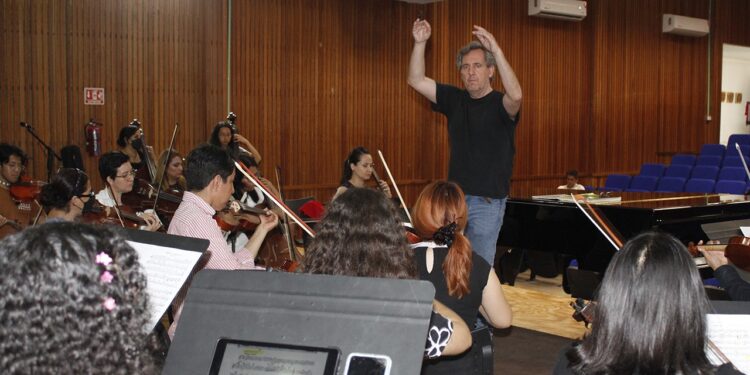 Imparten clase magistral en la Facultad de Música de la UAT