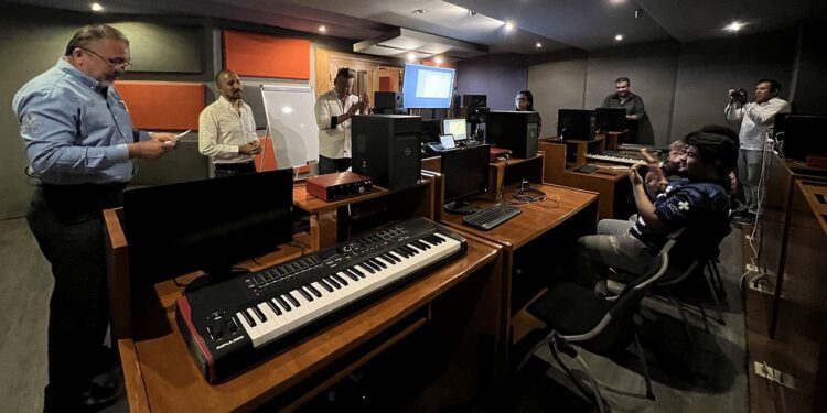 Imparten clase magistral en la Facultad de Música de la UAT