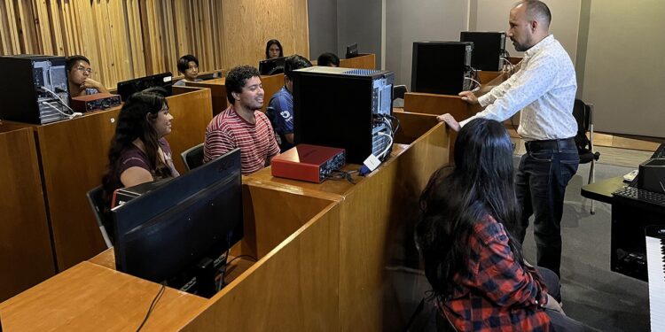 Imparten clase magistral en la Facultad de Música de la UAT