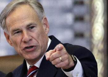 Abbott propone dura ley antimigrante