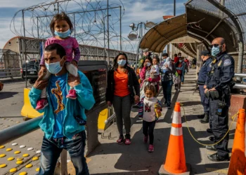 Envían migrantes a 10 estados de EU