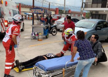 Motociclista de quiebra cadera al caer en bache de calle Berriozábal en Victoria