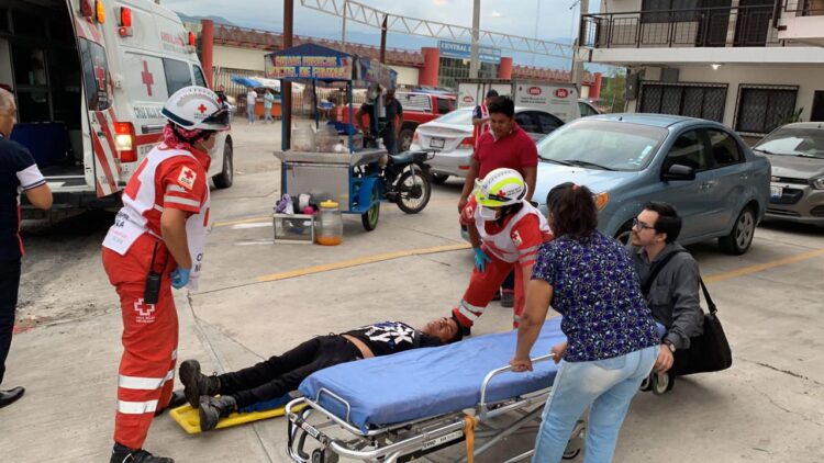 Motociclista de quiebra cadera al caer en bache de calle Berriozábal en Victoria