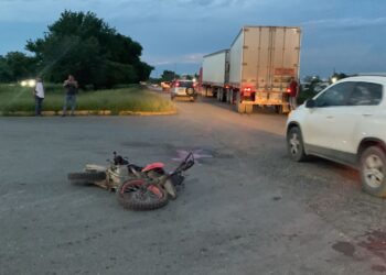 Muere motociclista arrollado por tráiler en libramiento Naciones Unidas.