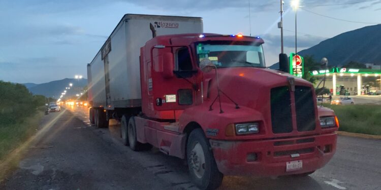 Muere motociclista arrollado por tráiler en libramiento Naciones Unidas.