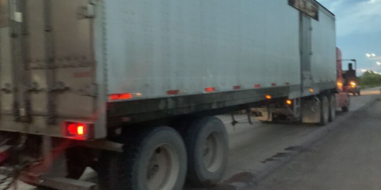 Muere motociclista arrollado por tráiler en libramiento Naciones Unidas.