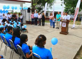 Beneficia alcalde a centros educativos de las colonias 2 de Octubre y Marte R. Gómez.