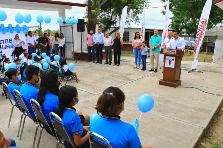 Beneficia alcalde a centros educativos de las colonias 2 de Octubre y Marte R. Gómez.