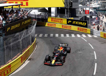 Checo Pérez estrella su auto; queda fuera de la Q1 en Mónaco