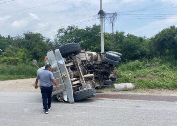 Chofer herido al volcar “trompo” en camino a Ejido La Misión de Victoria