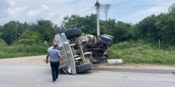 Chofer herido al volcar “trompo” en camino a Ejido La Misión de Victoria