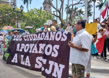 Participan 300 tampiqueños en marcha por la defensa de la SCJN