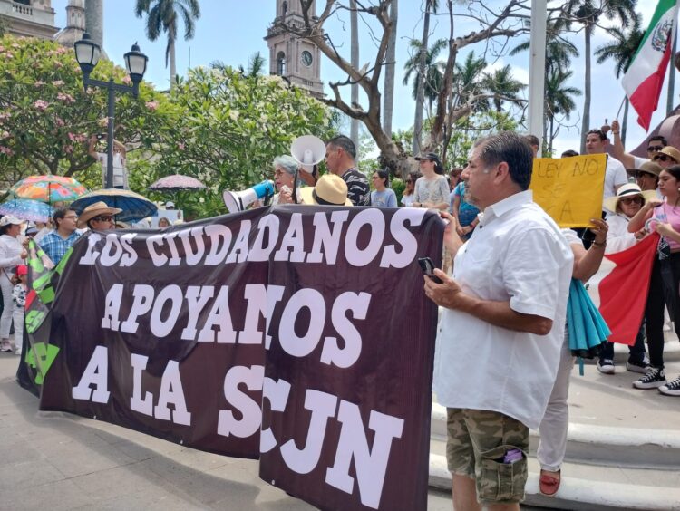 Participan 300 tampiqueños en marcha por la defensa de la SCJN