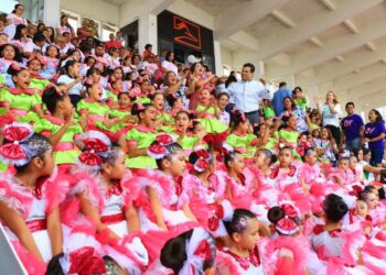 Asisten Lucy y Lalo a concurso estatal de rondas infantiles en el estadio