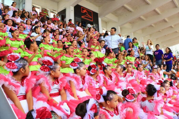 Asisten Lucy y Lalo a concurso estatal de rondas infantiles en el estadio