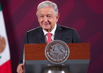 AMLO defiende su derecho a la pensión de adulto mayor