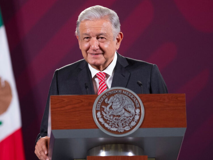 AMLO defiende su derecho a la pensión de adulto mayor