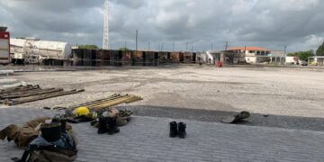 Apagan bomberos incendio de pipas en Matamoros; trabajan para evitar reinicie el fuego