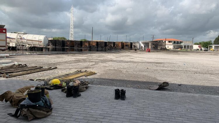 Apagan bomberos incendio de pipas en Matamoros; trabajan para evitar reinicie el fuego