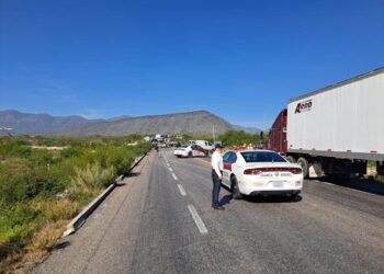 Vuelca tráiler cargado con rollos de acero en carretera Victoria-Tula