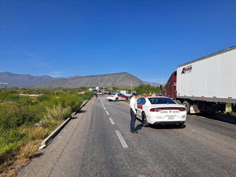 Vuelca tráiler cargado con rollos de acero en carretera Victoria-Tula