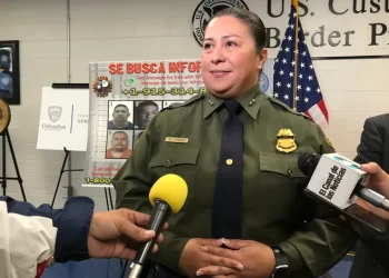 Decreta Brownsville emergencia por cruce de miles de migrantes