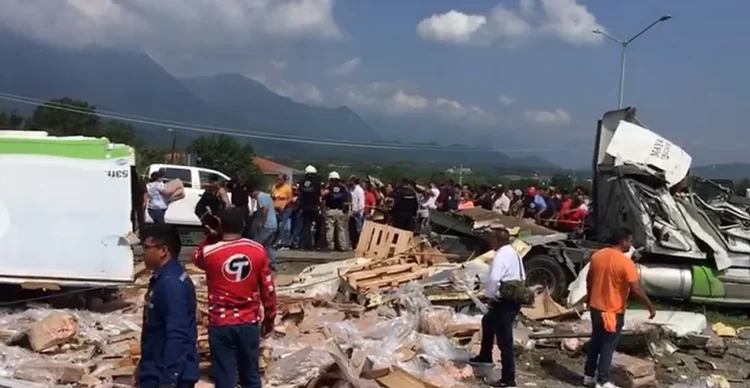 Vuelca tráiler con toneladas de pollo y lo saquean