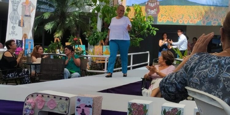 Emotivo desfile de modas en la Casa Club del Adulto Mayor del DIF-Tamaulipas en Victoria