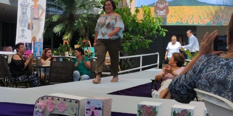 Emotivo desfile de modas en la Casa Club del Adulto Mayor del DIF-Tamaulipas en Victoria