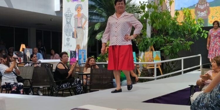 Emotivo desfile de modas en la Casa Club del Adulto Mayor del DIF-Tamaulipas en Victoria