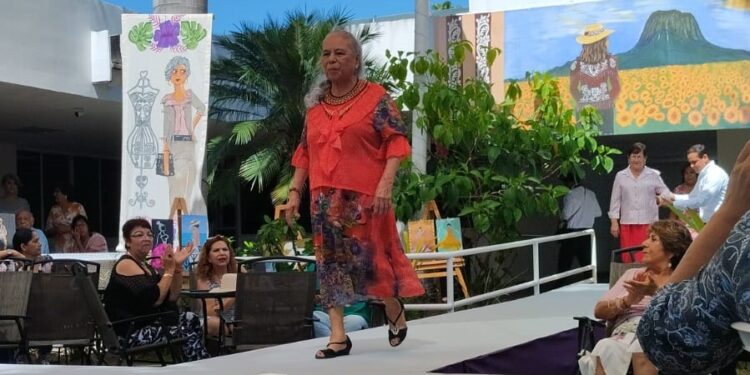 Emotivo desfile de modas en la Casa Club del Adulto Mayor del DIF-Tamaulipas en Victoria
