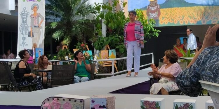 Emotivo desfile de modas en la Casa Club del Adulto Mayor del DIF-Tamaulipas en Victoria