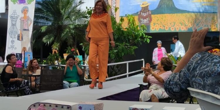 Emotivo desfile de modas en la Casa Club del Adulto Mayor del DIF-Tamaulipas en Victoria