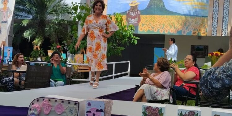 Emotivo desfile de modas en la Casa Club del Adulto Mayor del DIF-Tamaulipas en Victoria