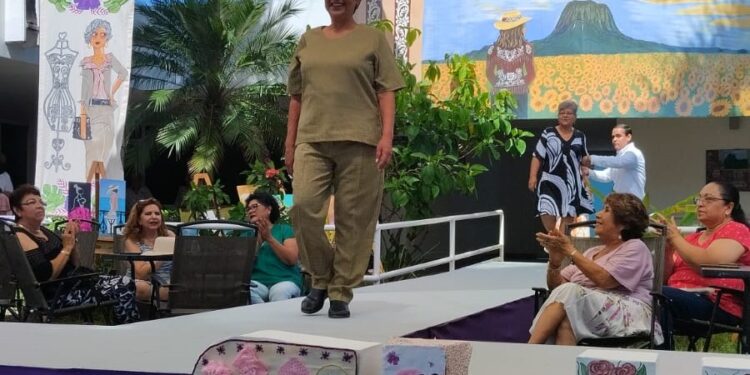 Emotivo desfile de modas en la Casa Club del Adulto Mayor del DIF-Tamaulipas en Victoria