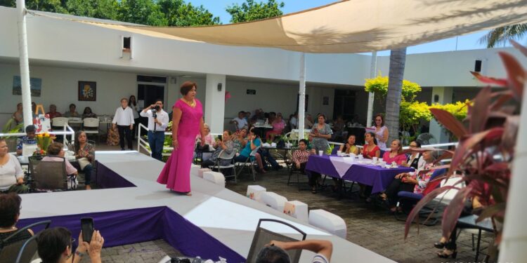 Emotivo desfile de modas en la Casa Club del Adulto Mayor del DIF-Tamaulipas en Victoria