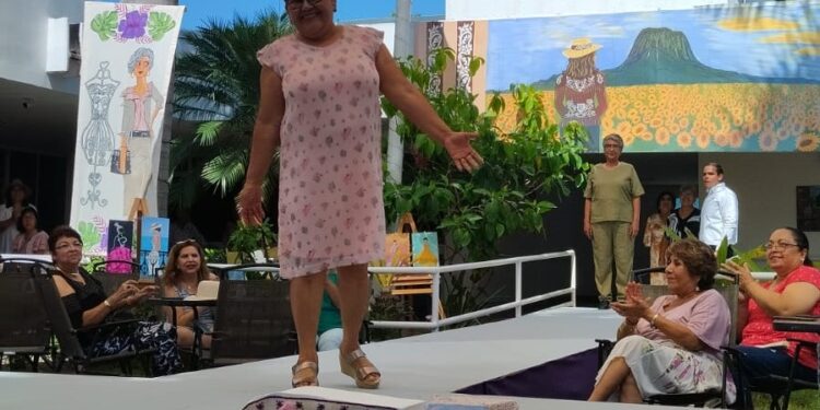 Emotivo desfile de modas en la Casa Club del Adulto Mayor del DIF-Tamaulipas en Victoria