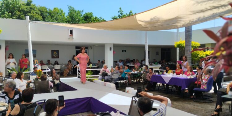 Emotivo desfile de modas en la Casa Club del Adulto Mayor del DIF-Tamaulipas en Victoria