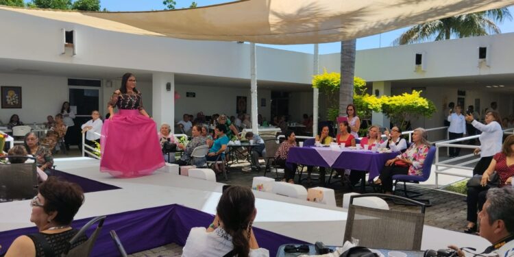 Emotivo desfile de modas en la Casa Club del Adulto Mayor del DIF-Tamaulipas en Victoria