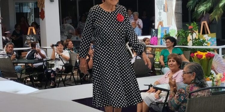 Emotivo desfile de modas en la Casa Club del Adulto Mayor del DIF-Tamaulipas en Victoria