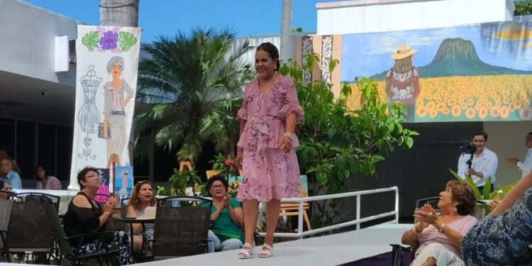 Emotivo desfile de modas en la Casa Club del Adulto Mayor del DIF-Tamaulipas en Victoria