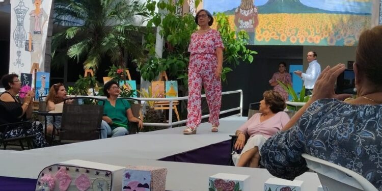 Emotivo desfile de modas en la Casa Club del Adulto Mayor del DIF-Tamaulipas en Victoria